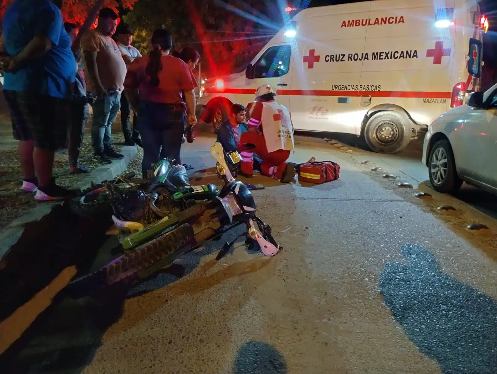 El motociclista fue atendido por paramédicos de la Cruz Roja en el lugar.
