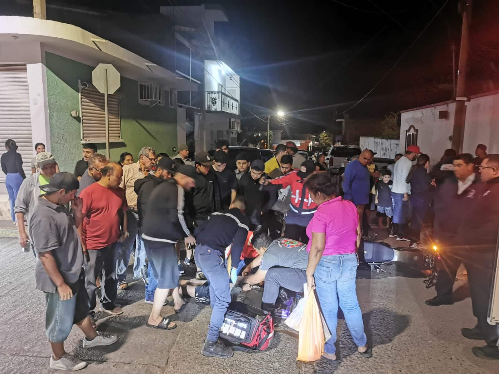 Paramédicos de Bomberos Veteranos atendieron a los lesionados.
