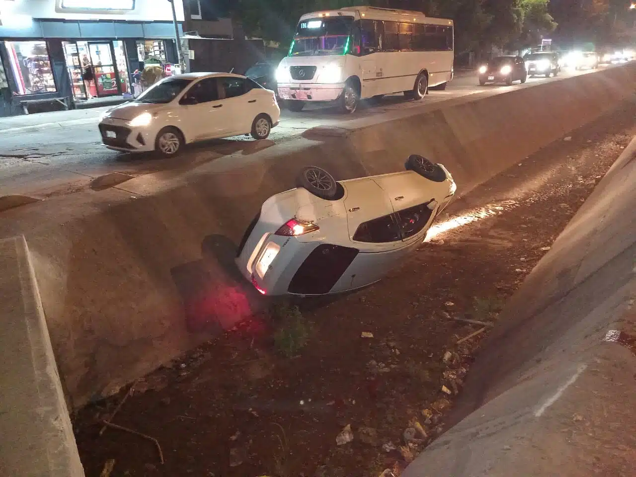 La automovilista cayó al canal pluvial de que avenida Eje 2 y San Miguel.