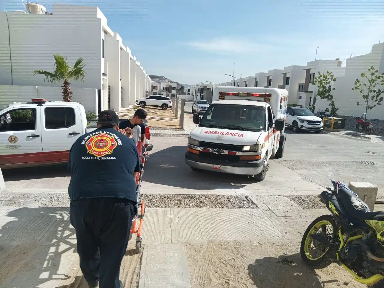 Paramédicos de Bomberos Veteranos Mazatlán y elementos de Protección Civil Municipal auxiliaron al lesionado.