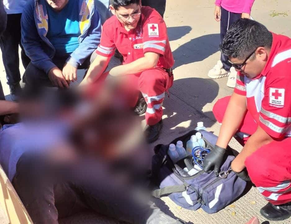 Paramédicos de la Cruz Roja atendiendo a persona accidentada.