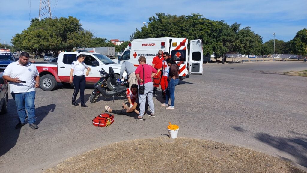 Paramédicos atendiendo persona accidentada.