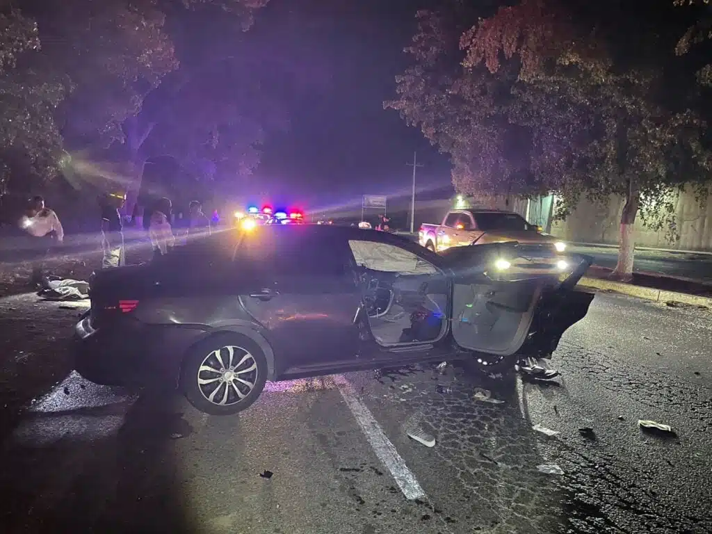 Automóvil en accidente vial de noche en Culiacán