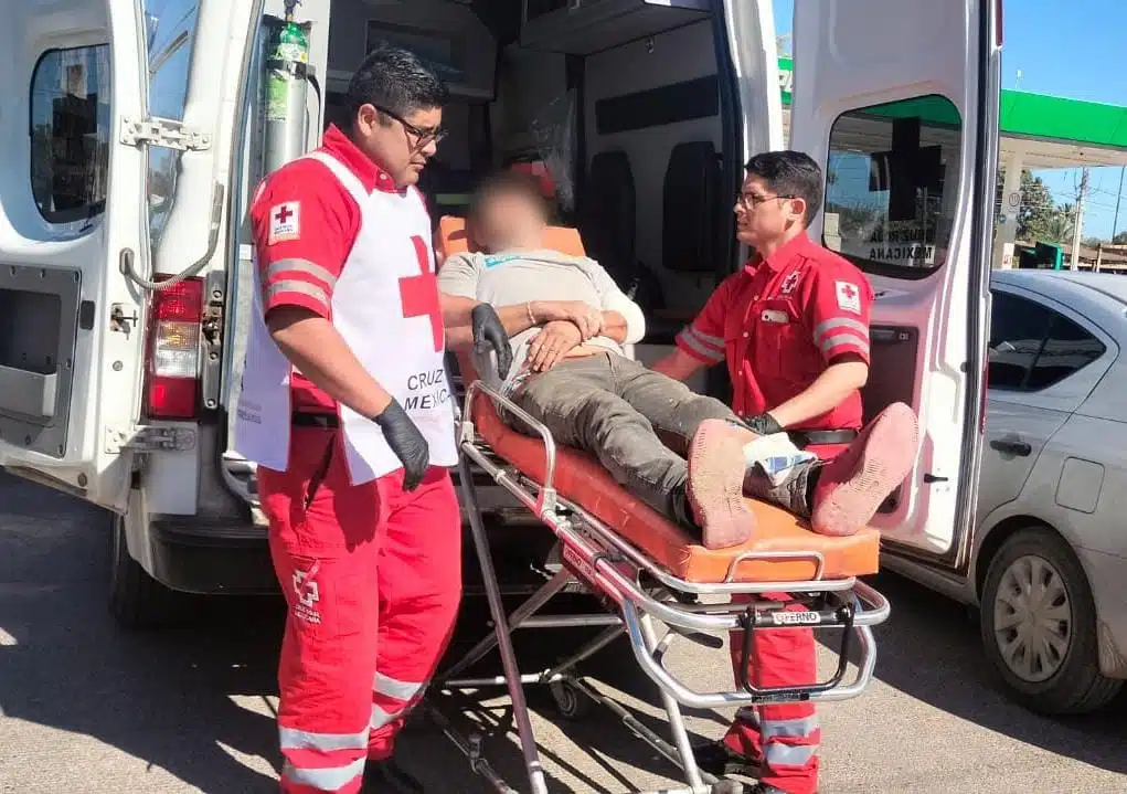 Paramédicos de la Cruz Roja atendiendo a persona accidentada.