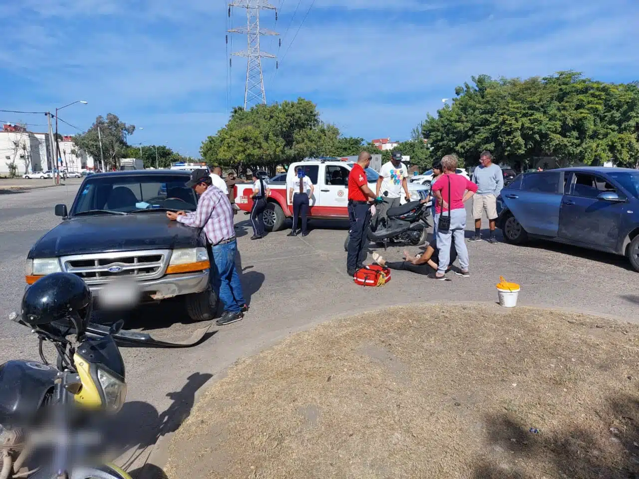 Camioneta y motociclistas accidentados en Mazatlán.