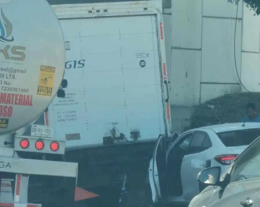 Carambola entre una pipa, un camión doble rodado y un vehículo particular deja fuertes daños materiales.