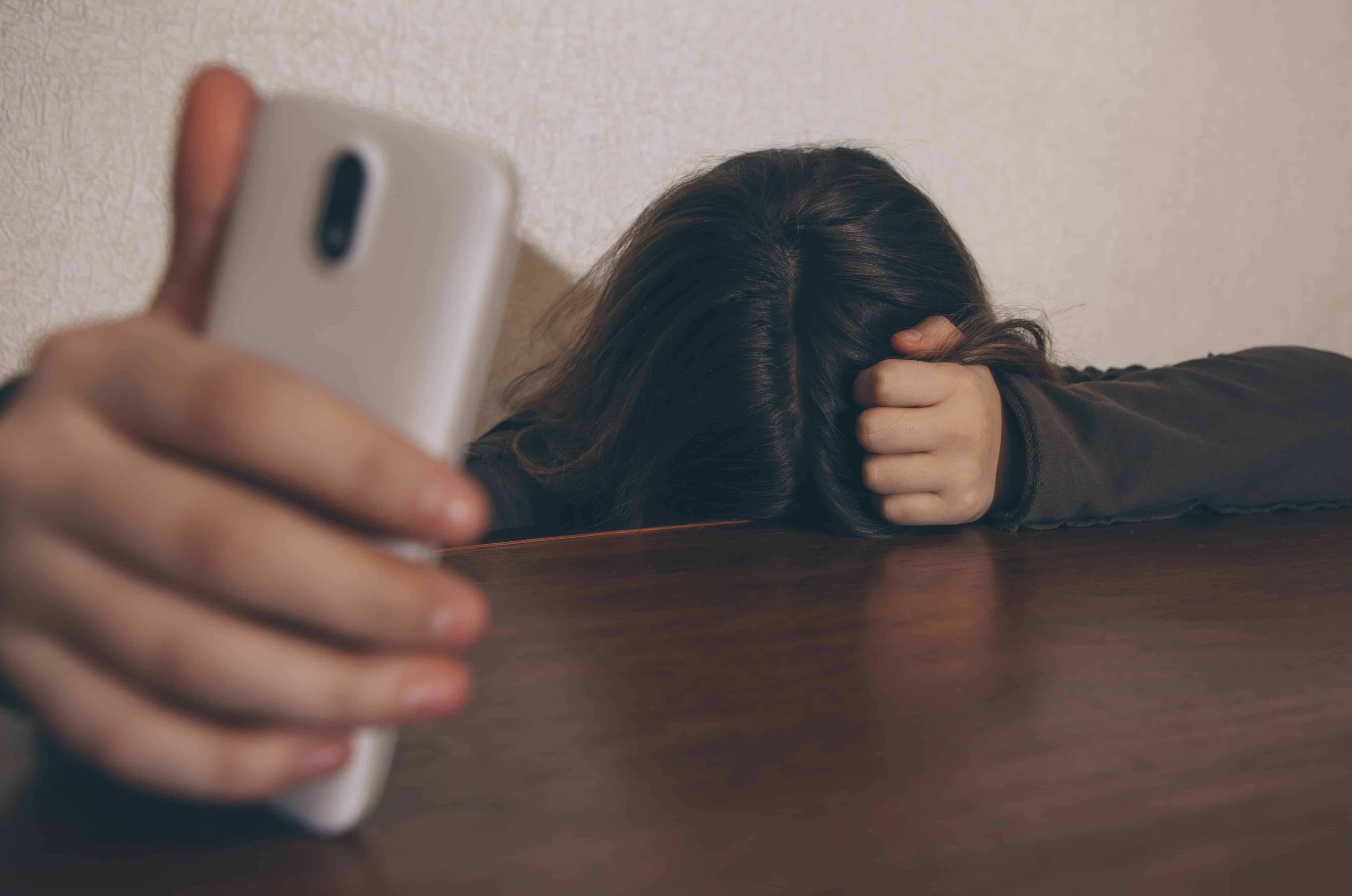 Joven haciendo alusión al acoso a través de redes sociales