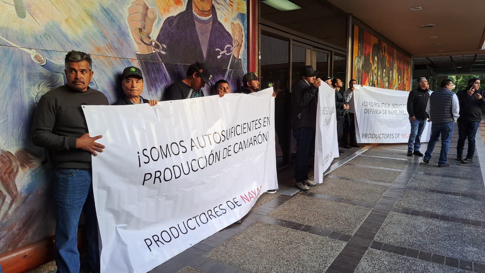 Acuicultores sinaloenses con pancartas