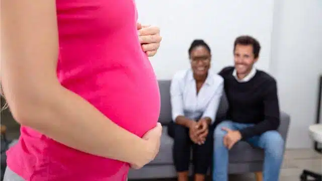 Acusan comercialización del cuerpo humano con la maternidad subrogada