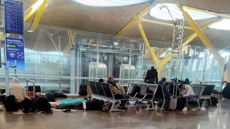 Aeropuerto de Madrid se desborda tras llegada de migrantes que piden asilo