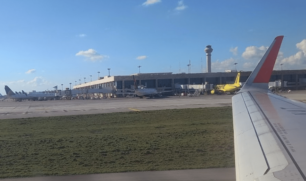 Reanudan operaciones en Aeropuerto de Puebla tras caída de ceniza