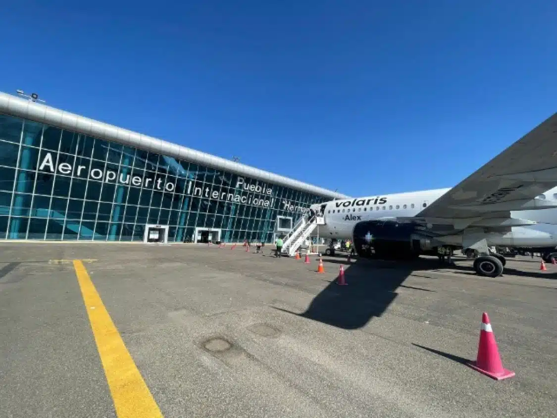 Cancelan vuelos en Aeropuerto de Puebla por ceniza volcánica