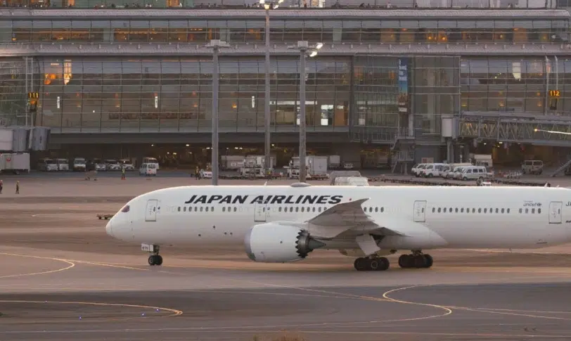 Cancelan vuelos en Tokio tras choque de aviones