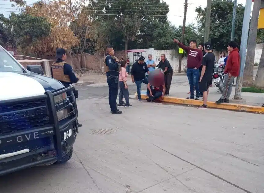 Personas afuera de una tienda de autoservicio y Luis Alberto con heridas en la cabeza por arma blanca en Guasave