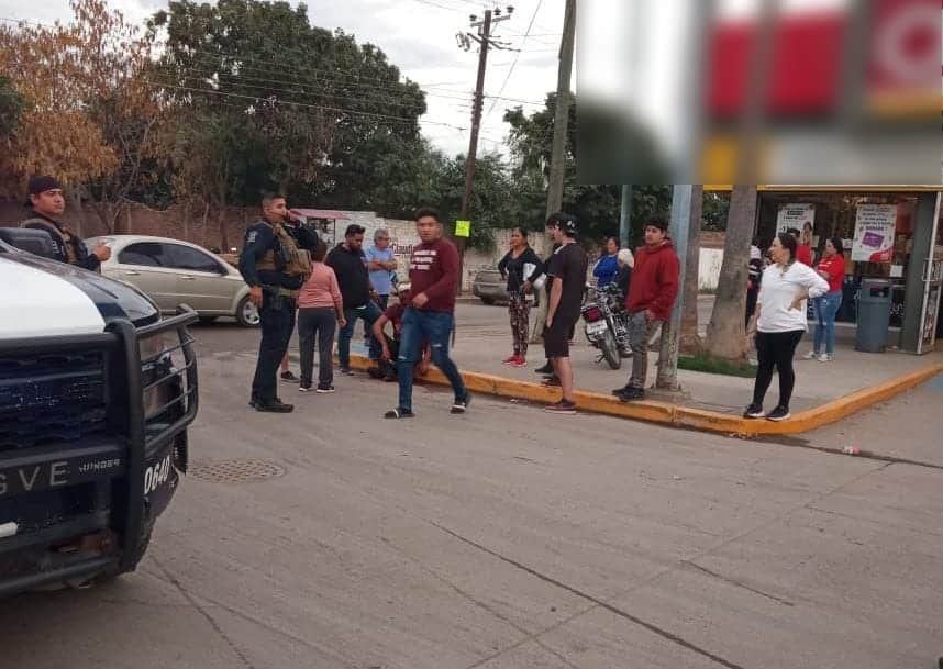Personas afuera de una tienda de autoservicio y Luis Alberto con heridas en la cabeza por arma blanca en Guasave