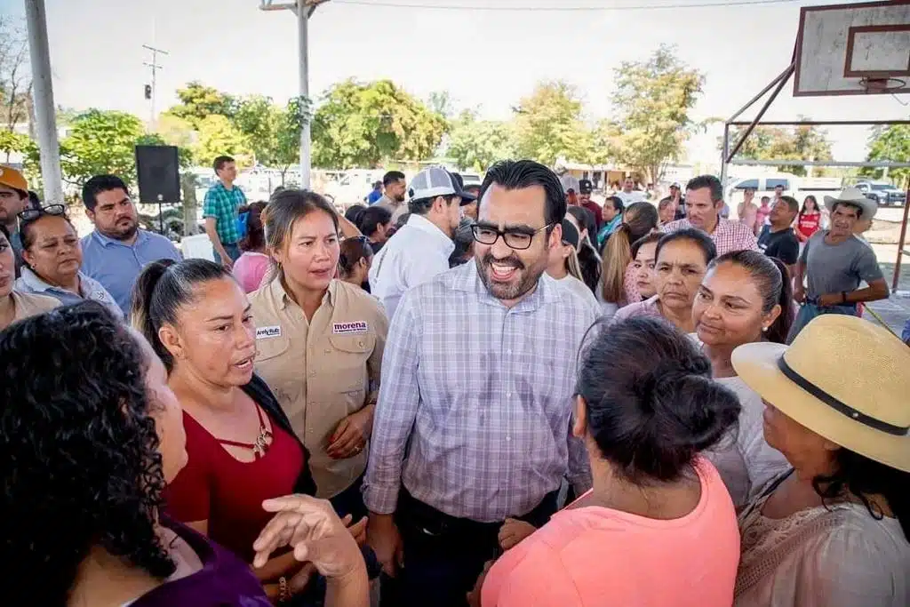Alcalde de Culiacán, Juan de Dios Gámez Mendívil en medio de muchas personas