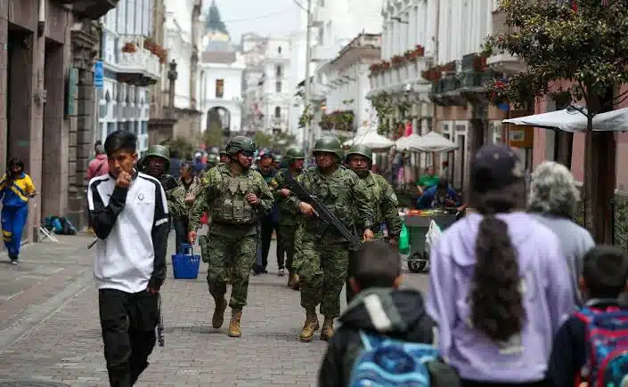 Alerta en Ecuador por posible comida envenenada donada a la milicia