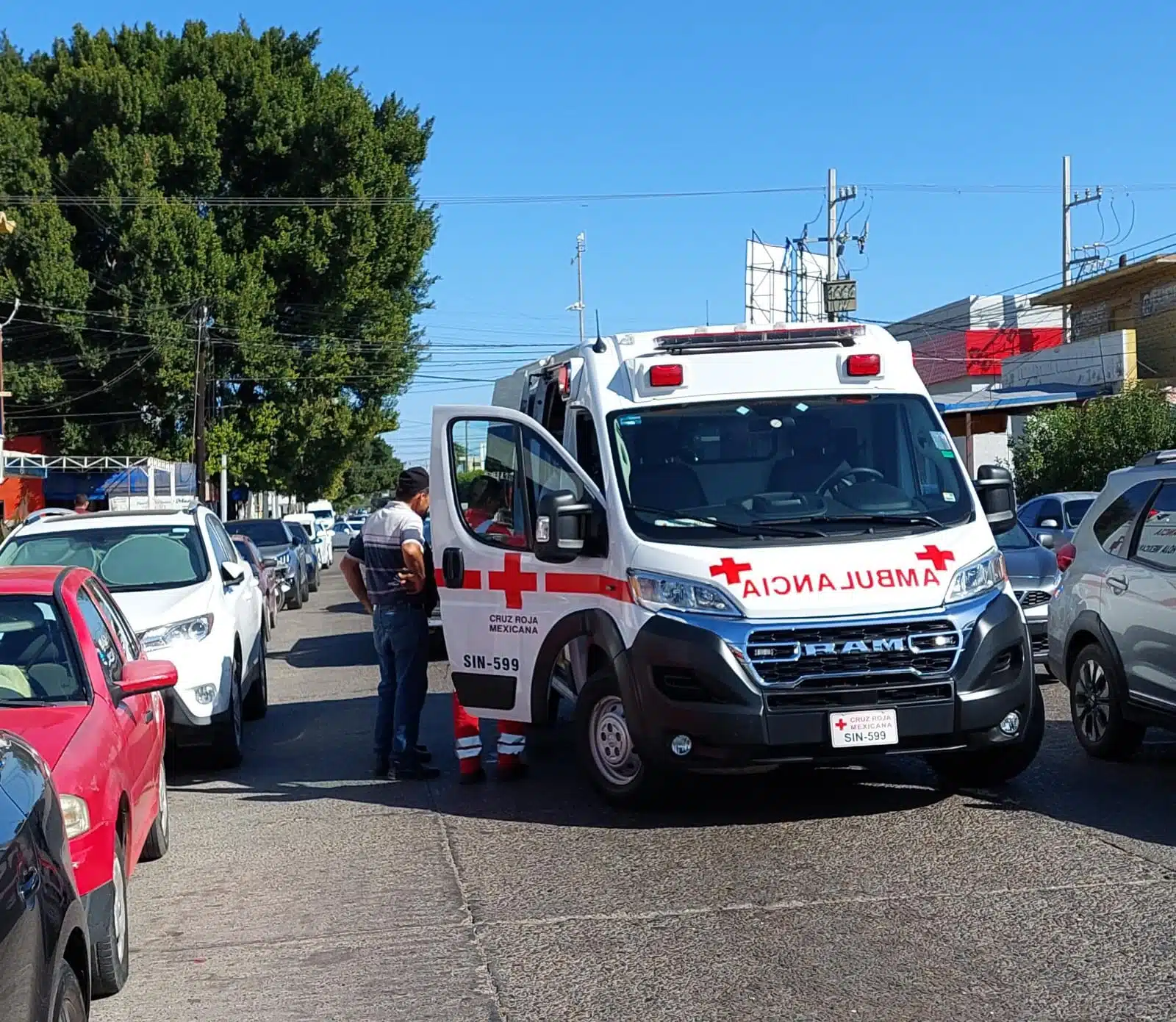 Ambulancia de la Cruz Roja en el lugar donde atropellaron a una mujer en el centro de Los Mochis