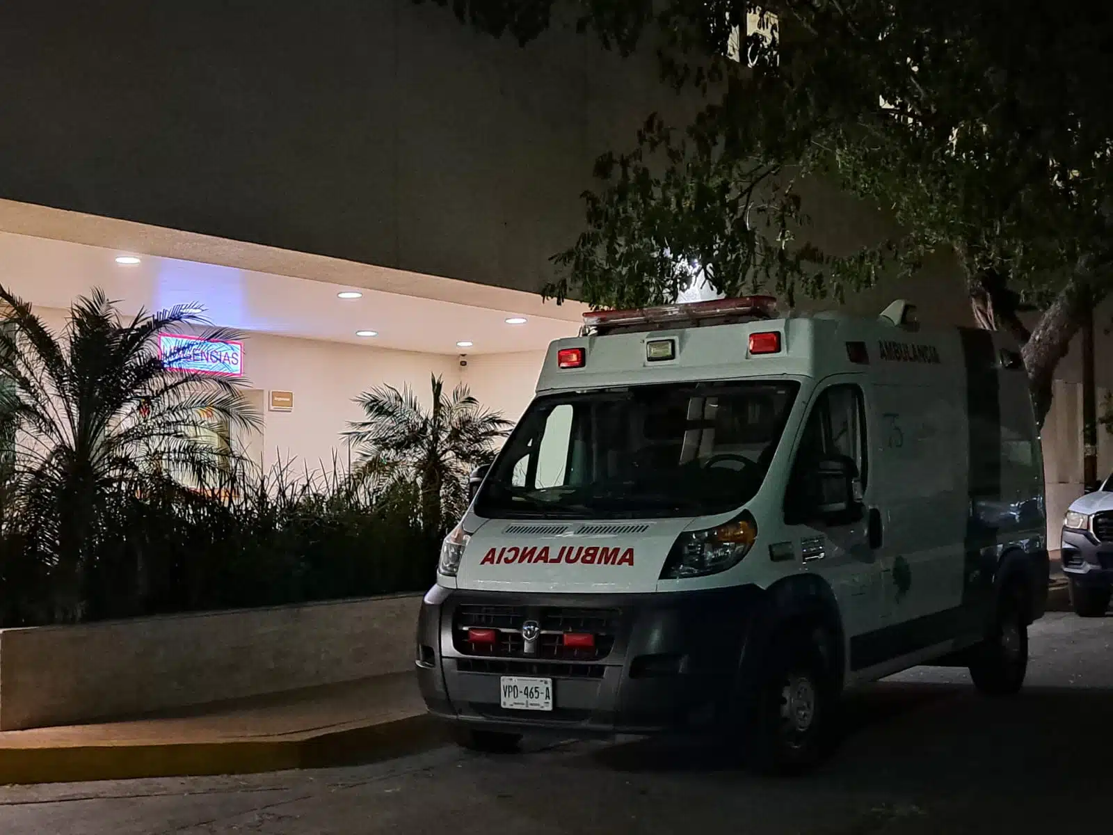 Ambulancia afuera de urgencias del Hospital Pediátrico de Culiacán