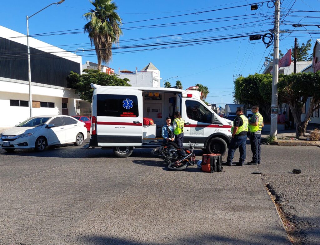 Motociclista accidentado siendo atendido por paramédicos en Ahome.