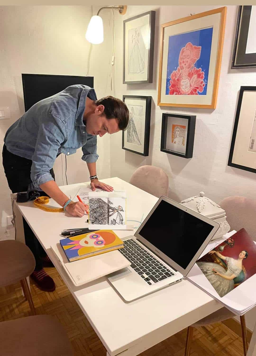 Andrés Romo, diseñador de Escuinapa, realiza el atuendo de la reina del Carnaval.