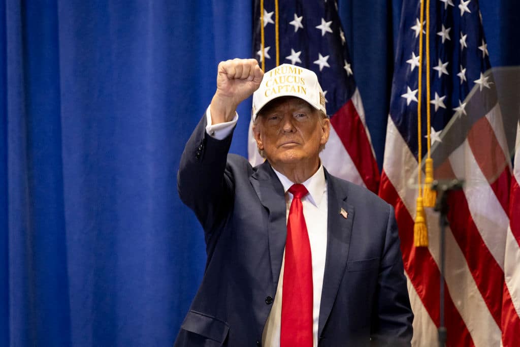 Arrasa Donald Trump con caucus de Iowa