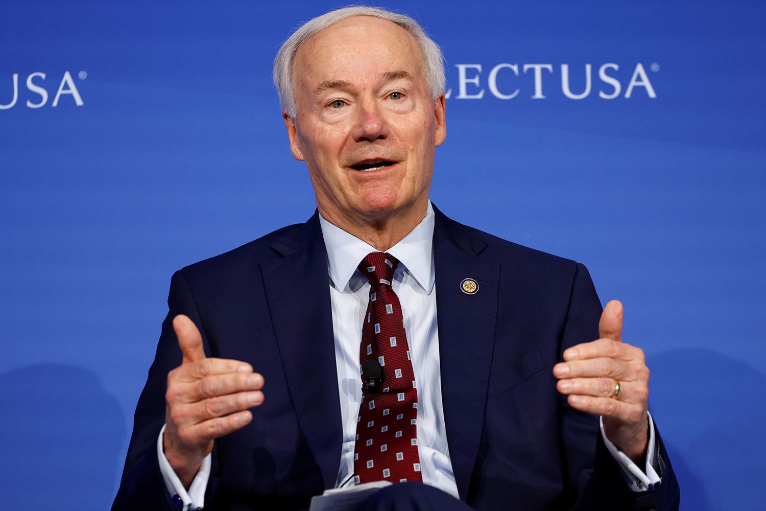 Exgobernador de Arkansas se baja de la contienda republicana en EU