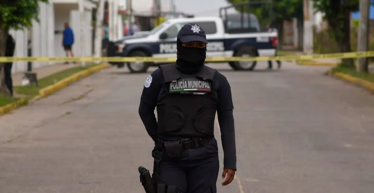 Asesinan a un agente policíaco afuera de escuela en Nuevo León