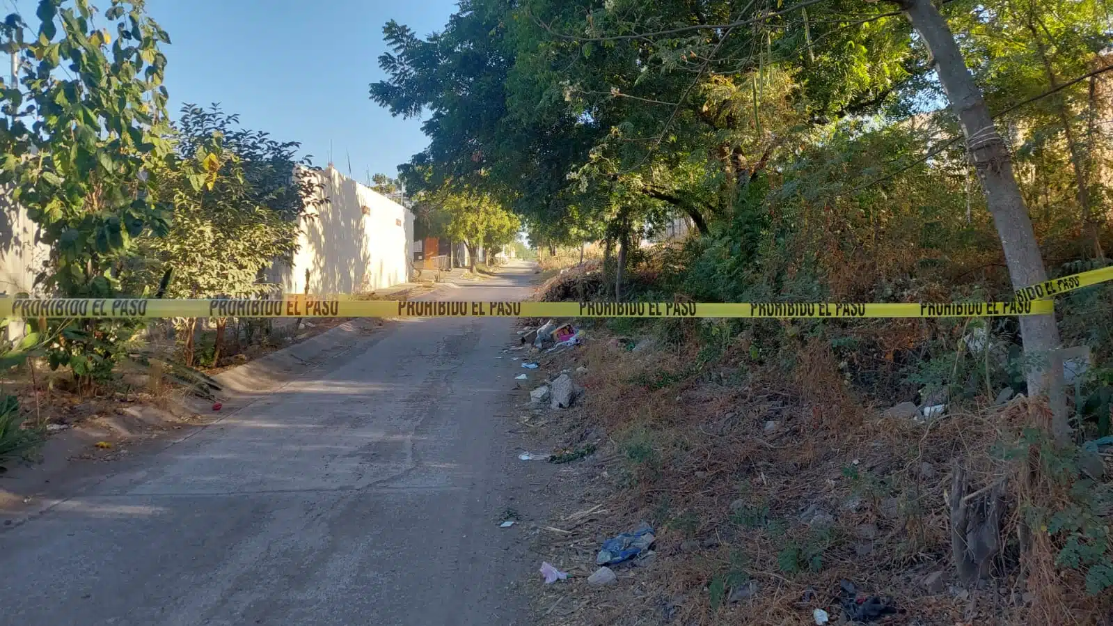 Cinta amarilla delimitando el área donde fue encontrado el cuerpo de un hombre asesinado en Culiacán