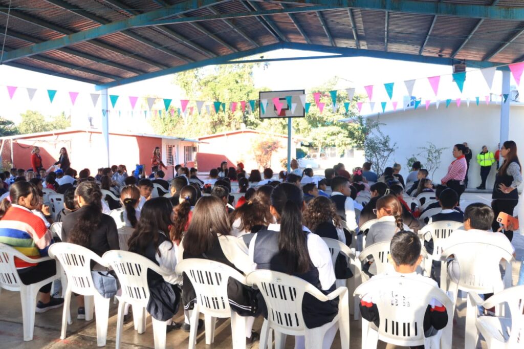 Asistencia de padres de familia y alumnos de la primaria Lazaro cardenas del Rio de la colonia sirena