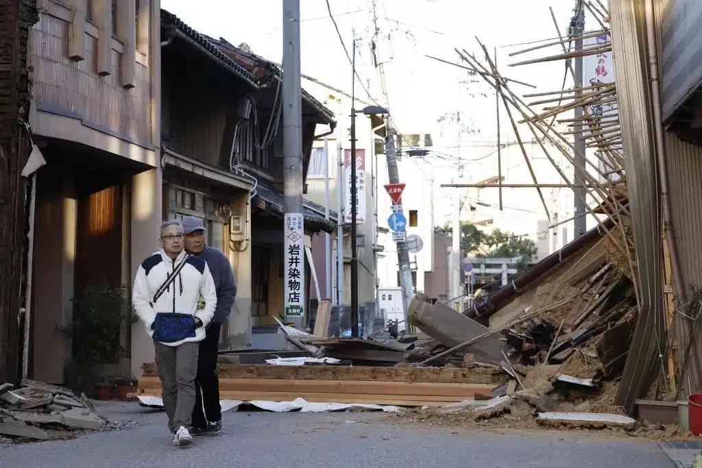Aumentan a 57 las víctimas mortales tras terremoto en Japón