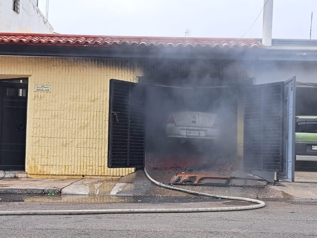 Auto se incendia en la cochera de una casa en Las Quintas, Culiacán