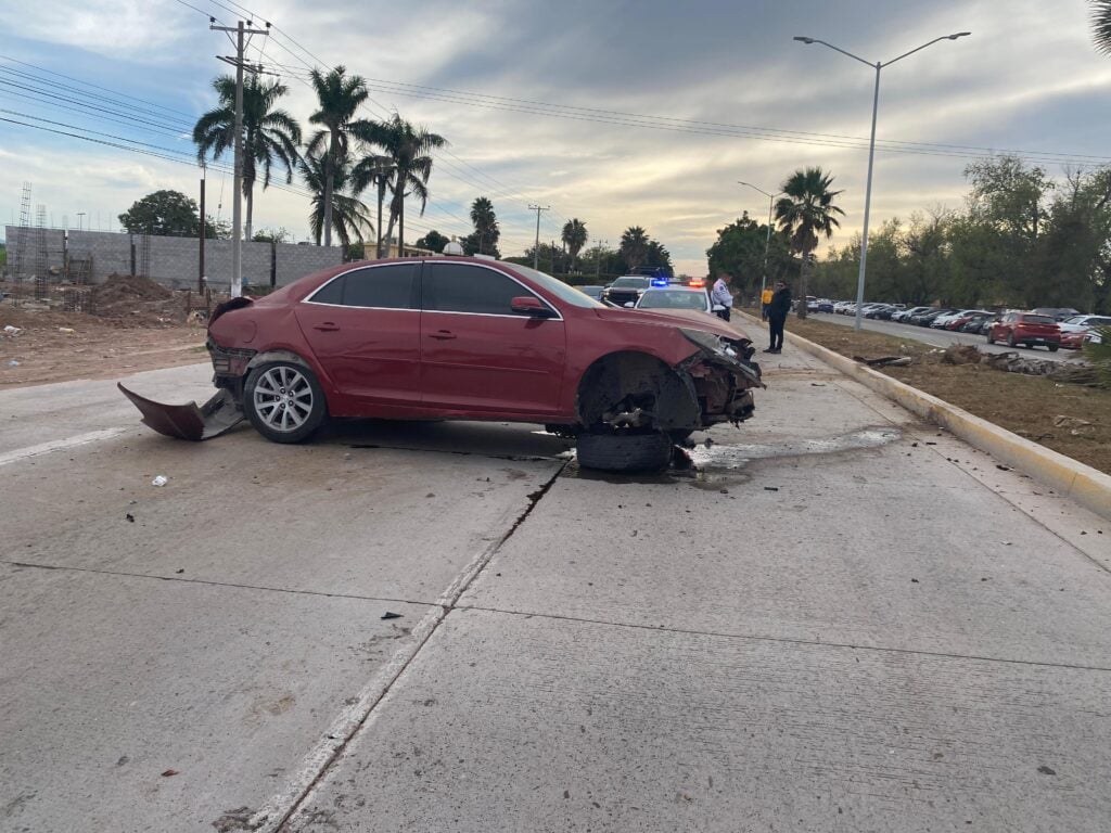 Automóvil accidentado por la carretera Mochis- Topolobampo.