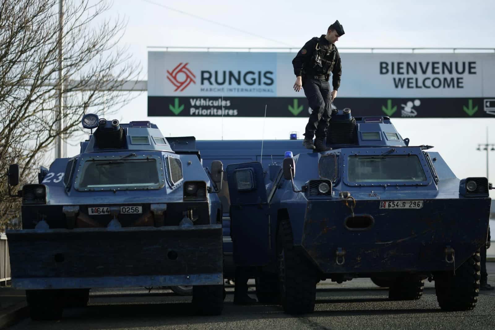 Autoridades francesas detienen a más de 100 agricultores en protesta de París