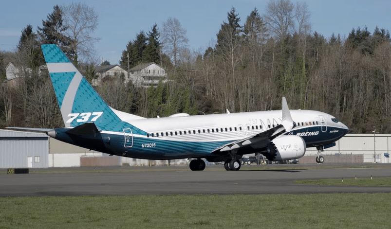 Avión Boeing pierde una rueda mientras se preparaba para despegar