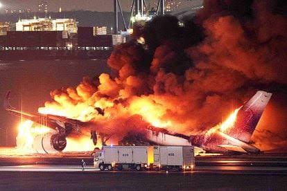 Avión embestido en el aeropuerto de Tokio no tenía permiso de estar en la pista