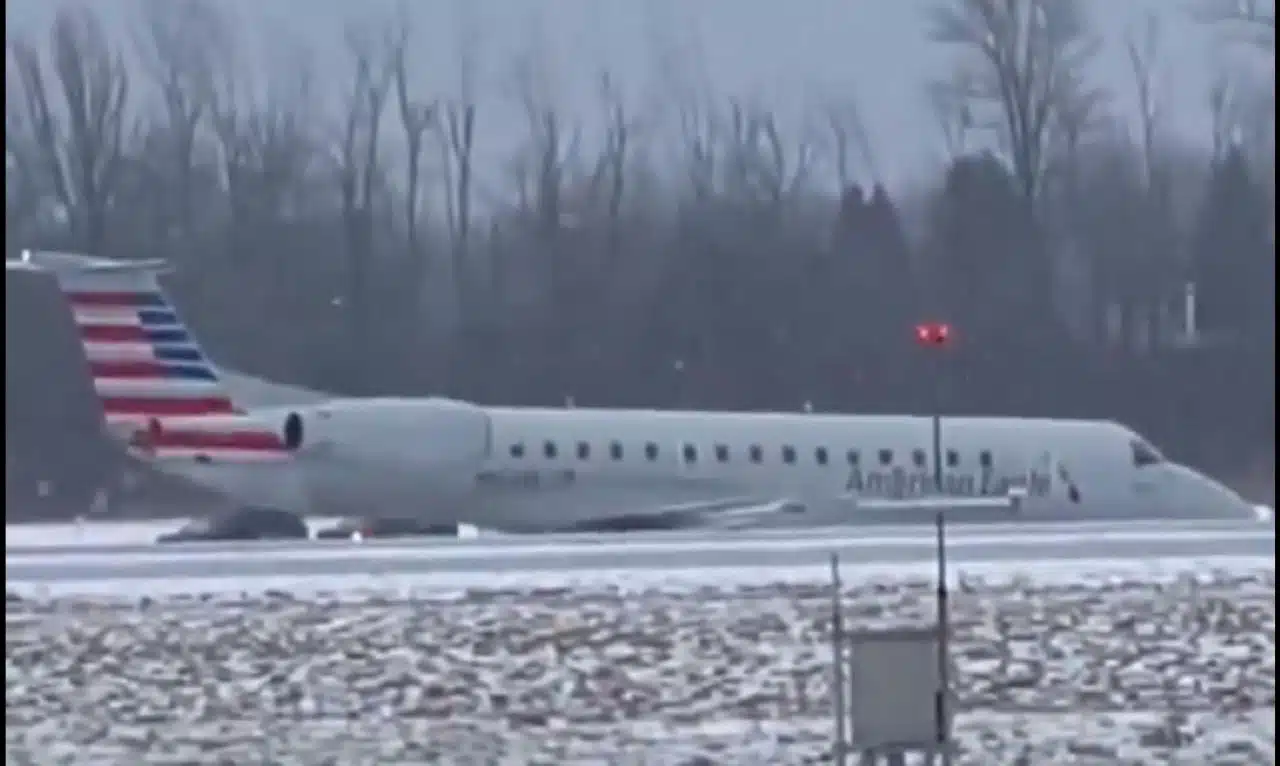 Avión se sale de la pista en aeropuerto de Nueva York tras fuerte nevada