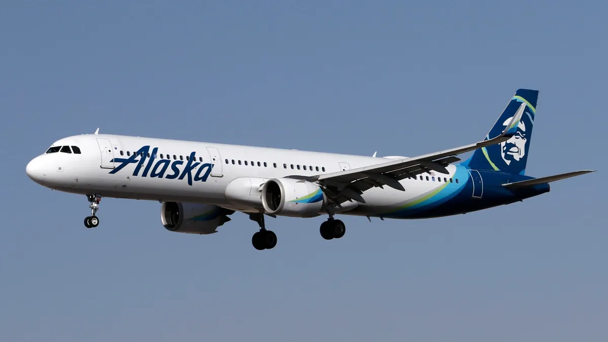 Avión de Alaska Airlines en pleno vuelo