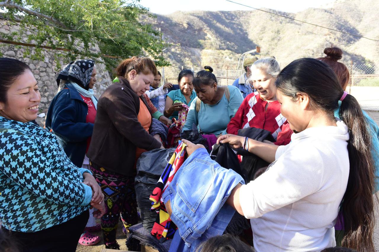 Amalia Gastélum Barraza lleva apoyos invernales y despensas a comunidades de la zona serrana de Choix