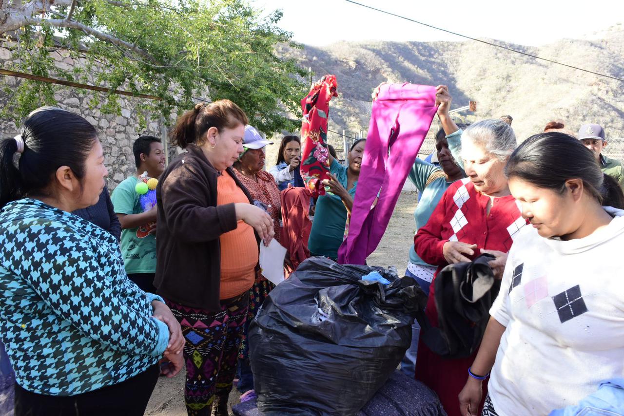 Amalia Gastélum Barraza lleva apoyos invernales y despensas a comunidades de la zona serrana de Choix