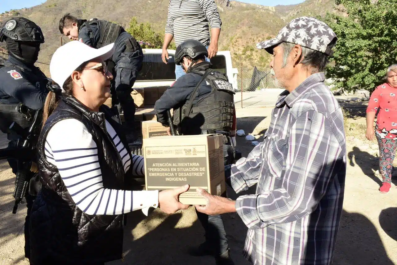 Amalia Gastélum Barraza lleva apoyos invernales y despensas a comunidades de la zona serrana de Choix