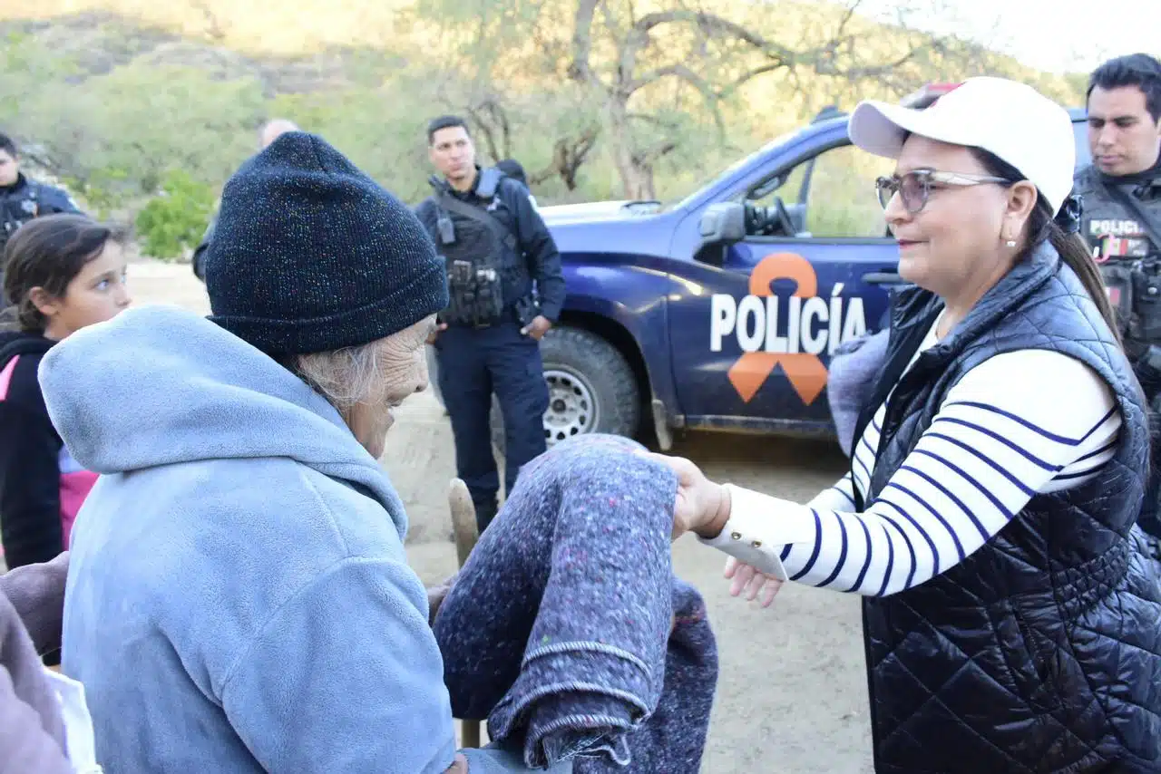 Amalia Gastélum Barraza lleva apoyos invernales y despensas a comunidades de la zona serrana de Choix