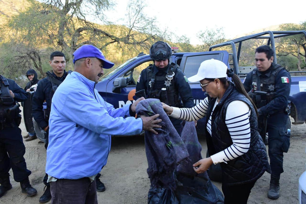Amalia Gastélum Barraza lleva apoyos invernales y despensas a comunidades de la zona serrana de Choix