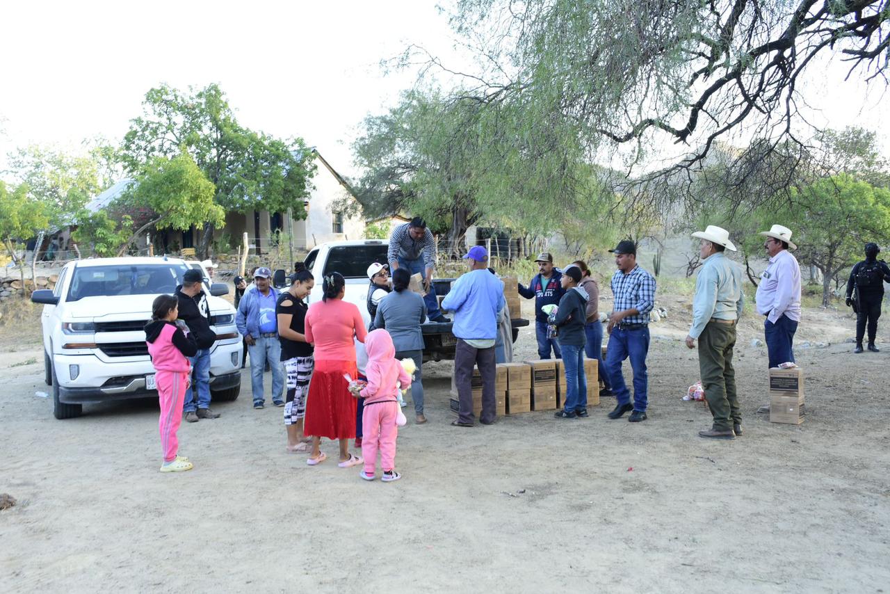 Amalia Gastélum Barraza lleva apoyos invernales y despensas a comunidades de la zona serrana de Choix