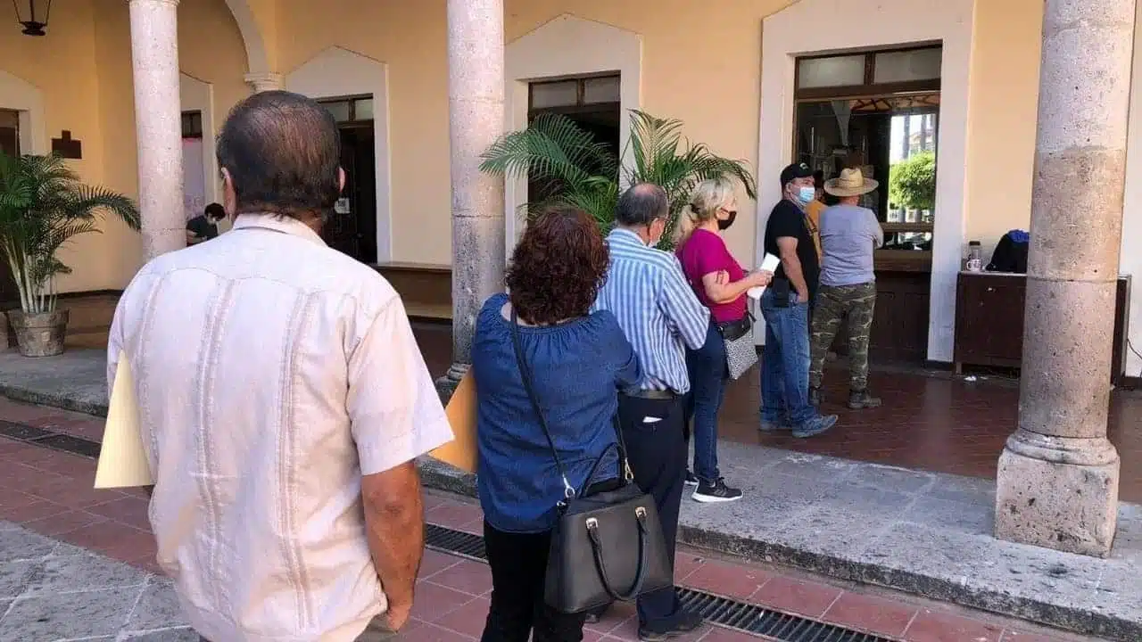 Personas haciendo fila en el Ayuntamiento de El Fuerte