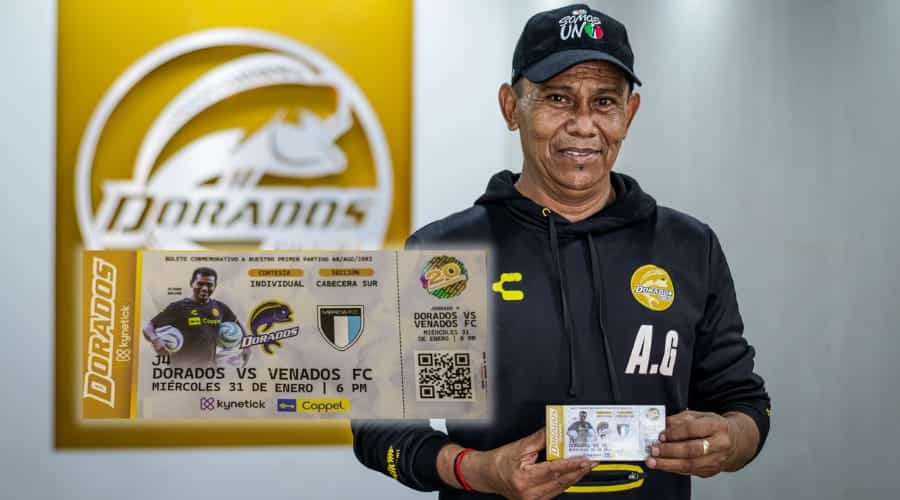 En primer plano el boleto de Dorados, al fondo Álvaro “Seco” Galván
