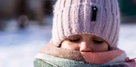 Niña protegida por el frío