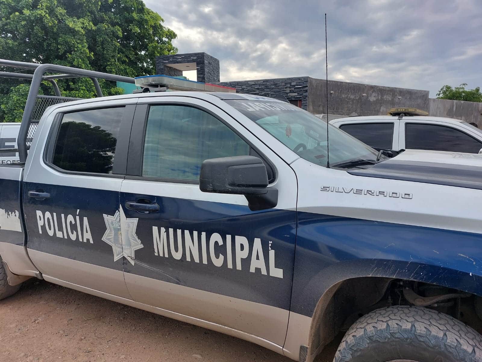 Agentes policiacos acudieron al lugar donde ocurrieron los hechos pero no logaron detener al responsable.