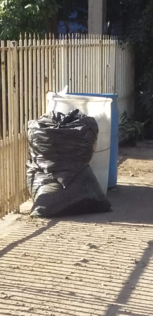 Bolsa y botes de basura en el Ejido 9 de Diciembre en Ahome