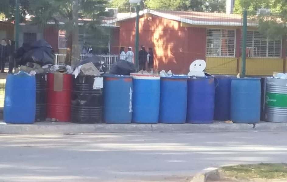 Botes llenos de basura en el Ejido 9 de Diciembre en Ahome